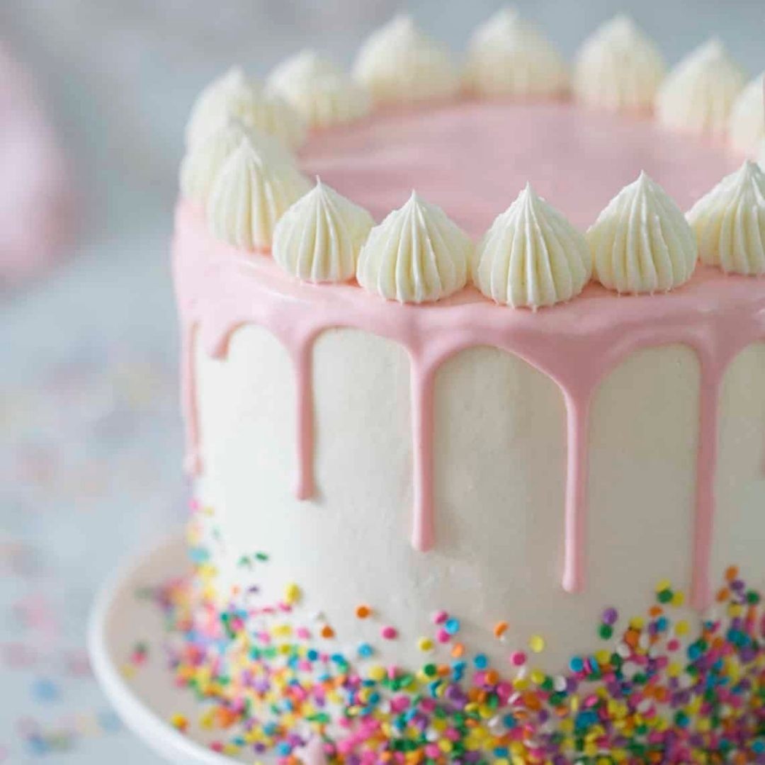 Simple white cake | Plain birthday cake, White birthday cakes, White cakes