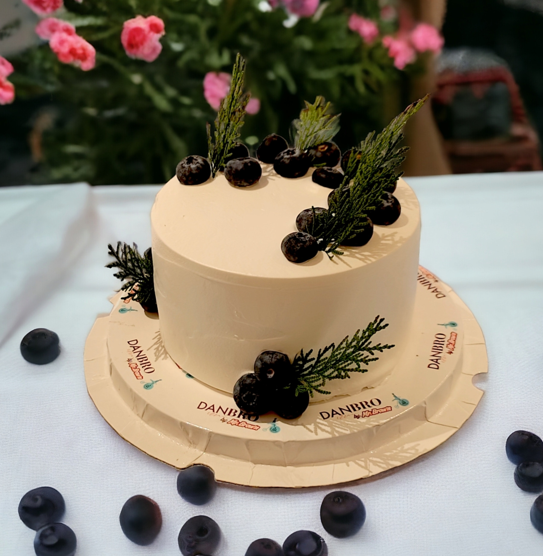 Send Online 1kg eggless vanila cake 24a Order Delivery | flowercakengifts