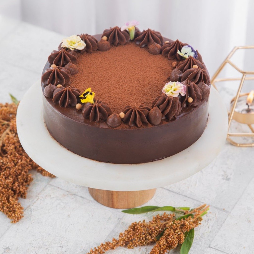 Chocolate sponge drip cake with fresh raspberry and cream filling🤤 . |  Pretty birthday cakes, Chocolate drip cake, Easy cake decorating