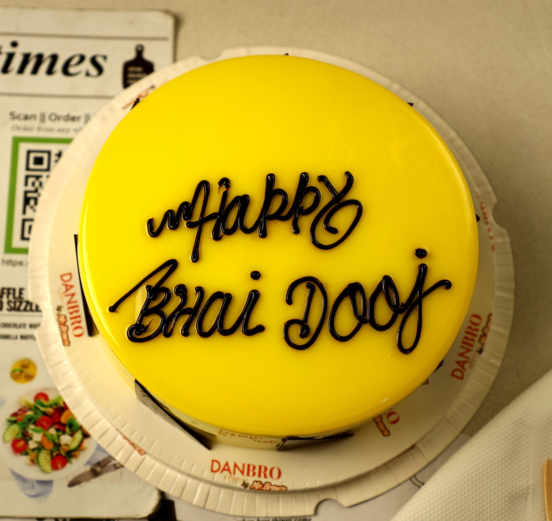 Celebratory Bhai Dooj Cake Half Kg : Gift/Send Bhaidooj Gifts Online  HD1121139 |IGP.com